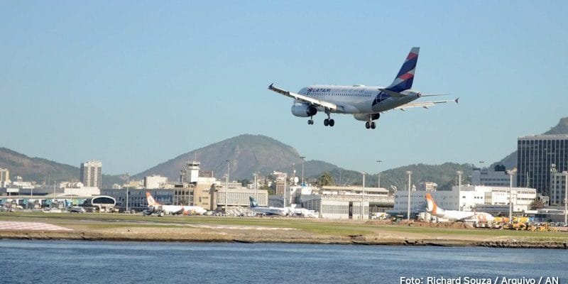 Avião pousando em aeroporto do Rio de Janeiro