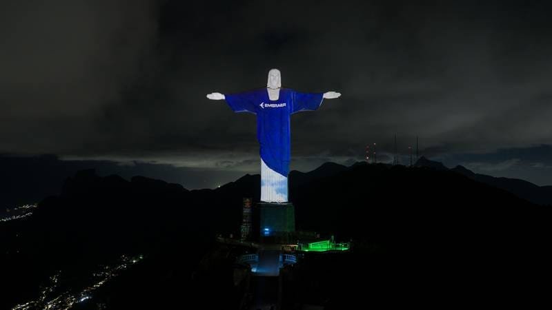 Projeção da Embraer no Cristo Redentor